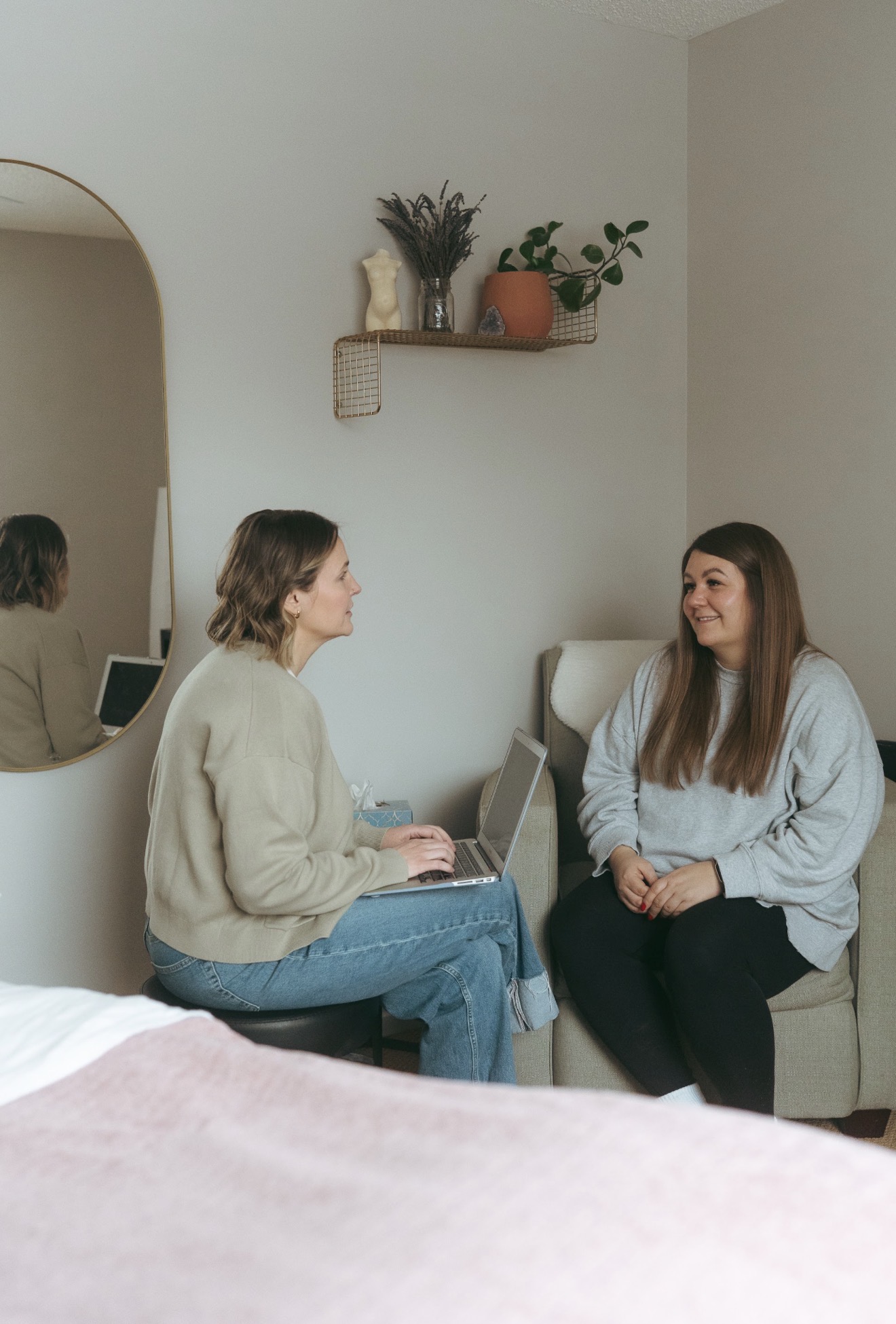 Jada speaking with a client during an acupuncture consultation