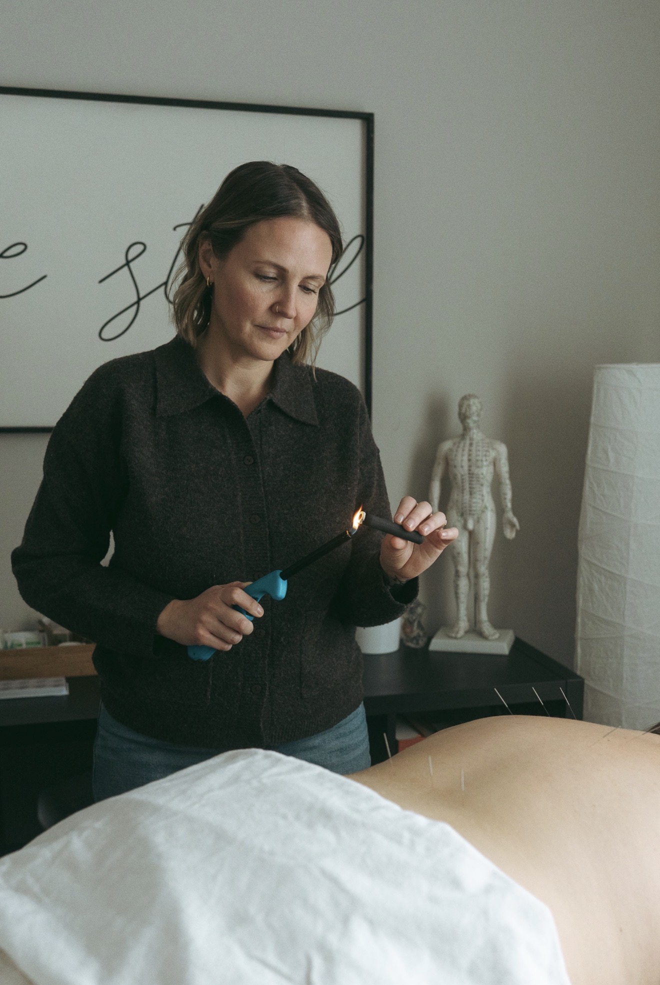 Jada incorporating moxibustion into an acupuncture treatment